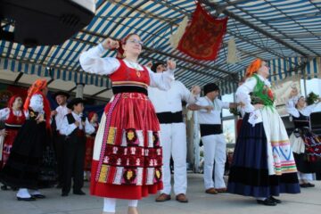 Rusgas Minhotas” em Bron reuniram centenas de dançarinos e festeiros -  LusoJornal